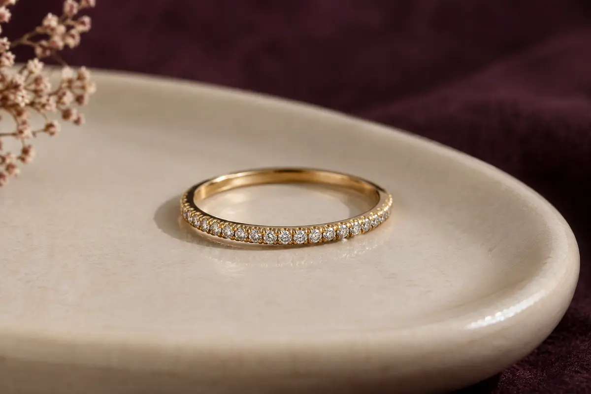Bague pavée fine avec de petites pierres serties sur l’anneau