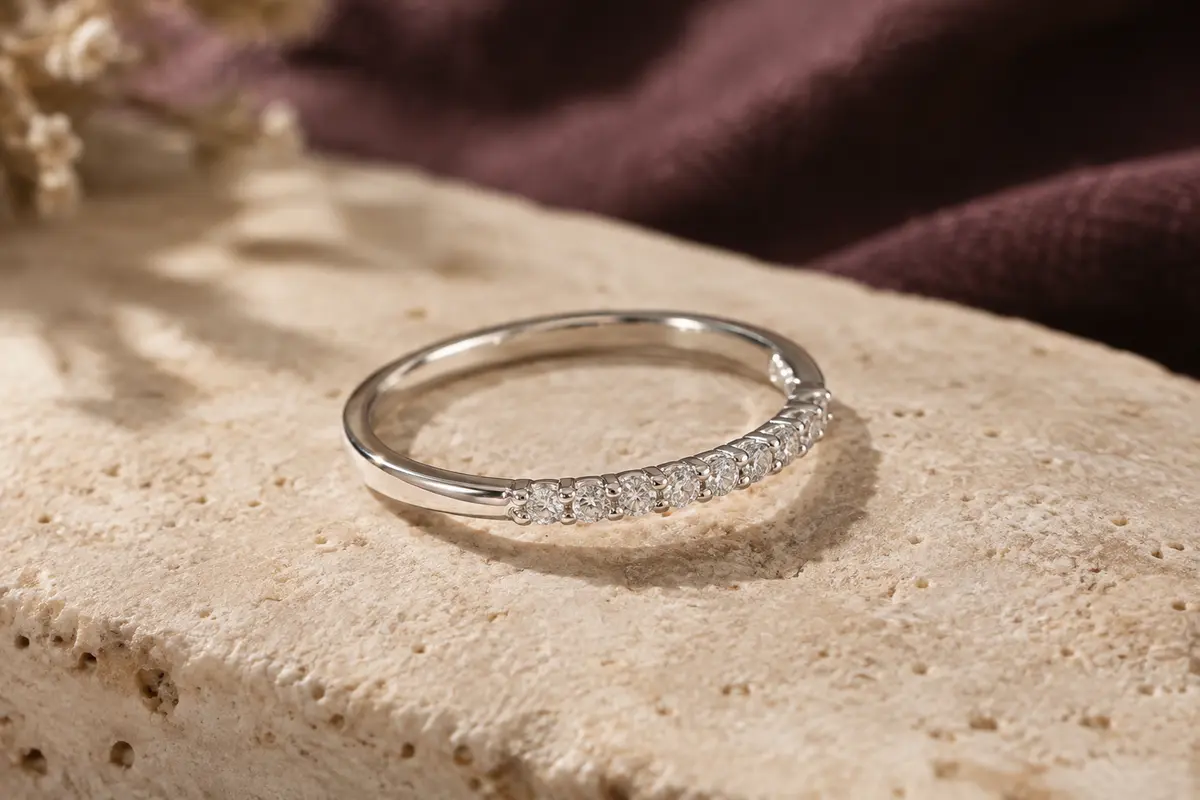 Bague fine en argent 925 ornée de zircones cubiques serties sur une partie de l’anneau